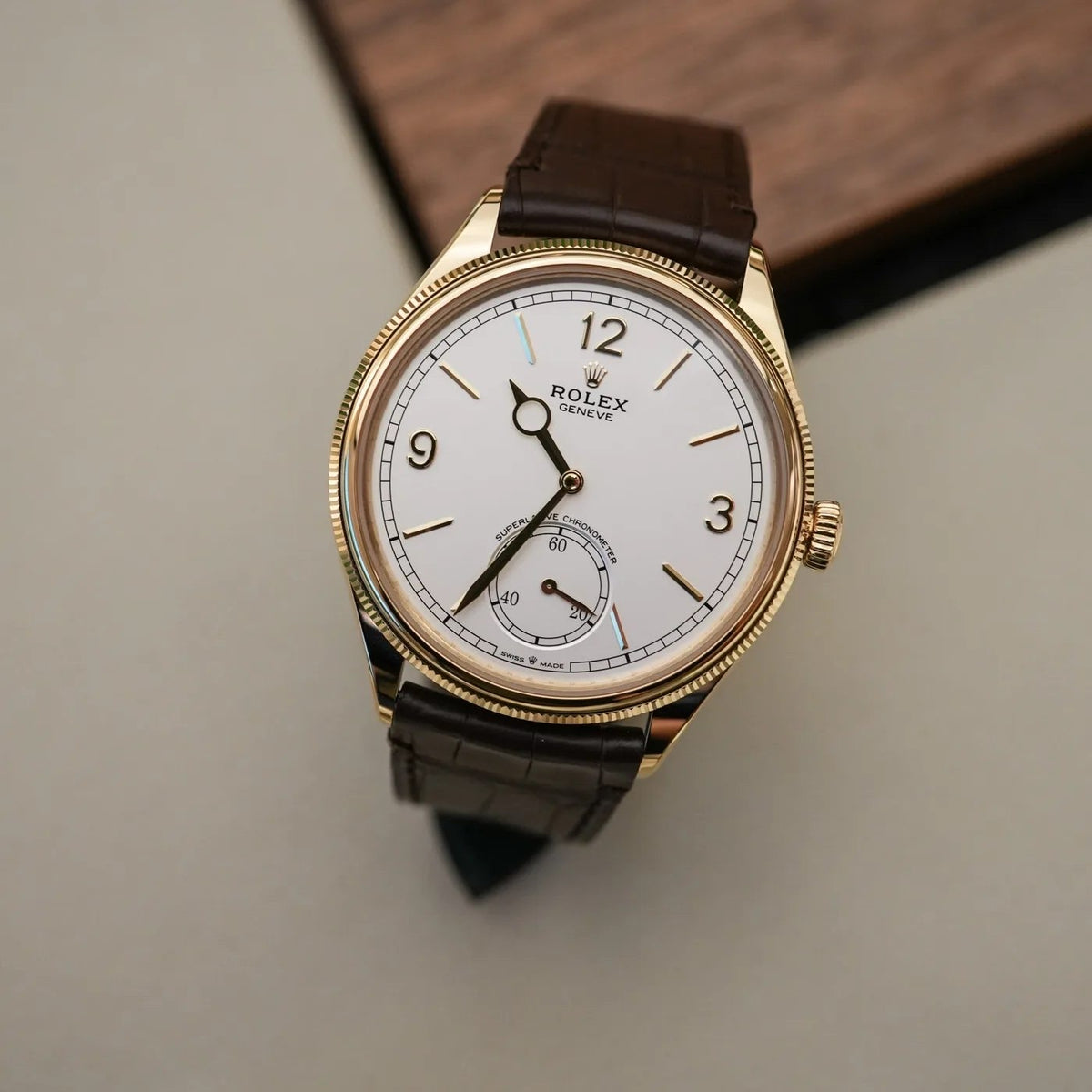 ROLEX PERPETUEL 1908 39 MM DORÉ  CUIRE MARRON FOND BLANC