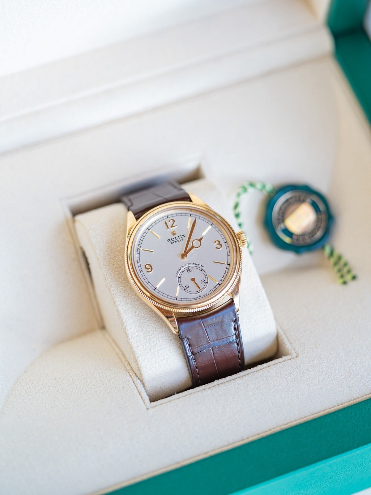 ROLEX PERPETUEL 1908 39 MM DORÉ CUIRE MARRON FOND BLANC